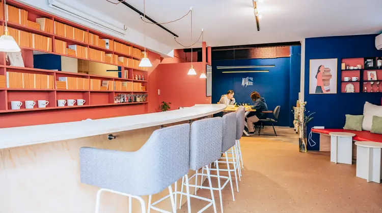 チャイと選書 Chapters bookstore の店内
